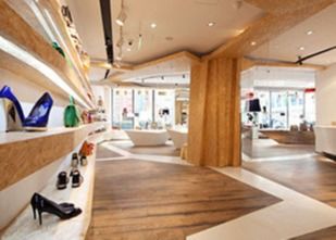 China Kundenspezifische populäre Shanghai-Fabrik-hölzernes Kabinett für Kleiderspeicher-Taschen-Schuh-Einkommen-Marken-Speicher-Innenraum Decoratio fournisseur