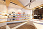Kundenspezifische populäre Shanghai-Fabrik-hölzernes Kabinett für Kleiderspeicher-Taschen-Schuh-Einkommen-Marken-Speicher-Innenraum Decoratio fournisseur